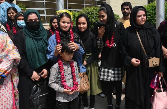 아프가니스탄의 여성 청소년 축구 대표팀과 그 가족들이 15일(현지시간) 파키스탄 축구 협회에 도착한 뒤 포즈를 취하고 있다. EPA=연합뉴스