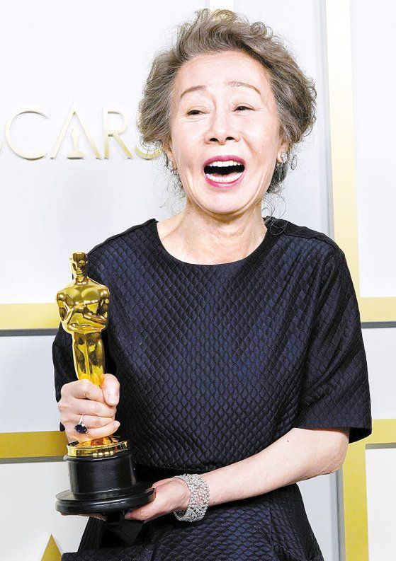 신종 코로나바이러스 감염증(코로나19) 시대에도 지구촌에 대한민국 이름을 알리는 국내 스포츠, 문화계 스타들의 활약은 계속되고 있다. 제93회 아카데미 여우조연상 수상자 배우 윤여정. [로이터=연합뉴스]