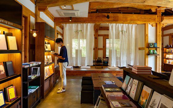 소양고택 옆에 자리한 플리커. 오성한옥마을을 거닐다 잠시 쉬어가기 좋은 한옥 서점이자 카페다.