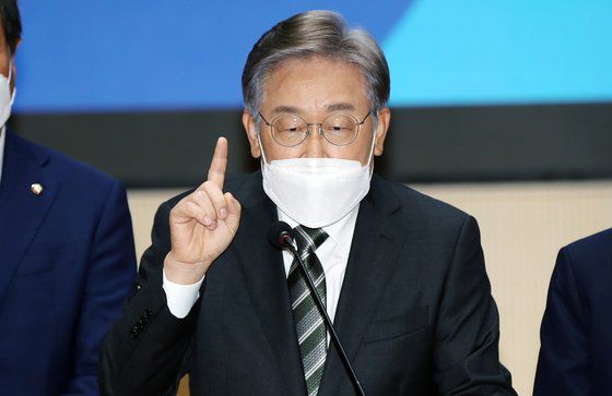 더불어민주당 대선 예비후보인 이재명 경기도지사가 17일 오전 광주 동구 전일빌딩245 다목적강당에서 광주·전남·전북 특별메시지 발표 기자회견을 하고 있다. 연합뉴스