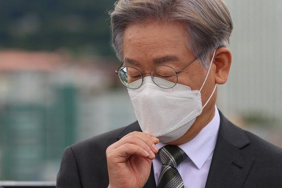 더불어민주당 대선 예비후보인 이재명 경기도지사가 17일 오전 광주 동구 전일빌딩245 옥상에서 광주·전남·전북 특별메시지 발표 기자회견을 마치고 취재진의 질의에 답하던 중 마스크를 고쳐쓰고 있다. 연합뉴스