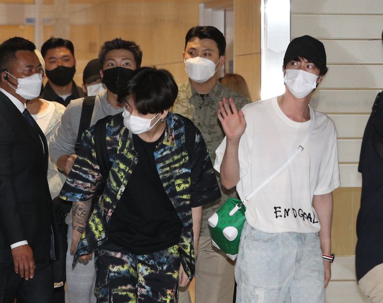 그룹 방탄소년단(BTS) 18일 오후 미국 뉴욕에서 열리는 유엔총회에 참석하기 위해 인천국제공항으로 출국하고 있다. 뉴스1