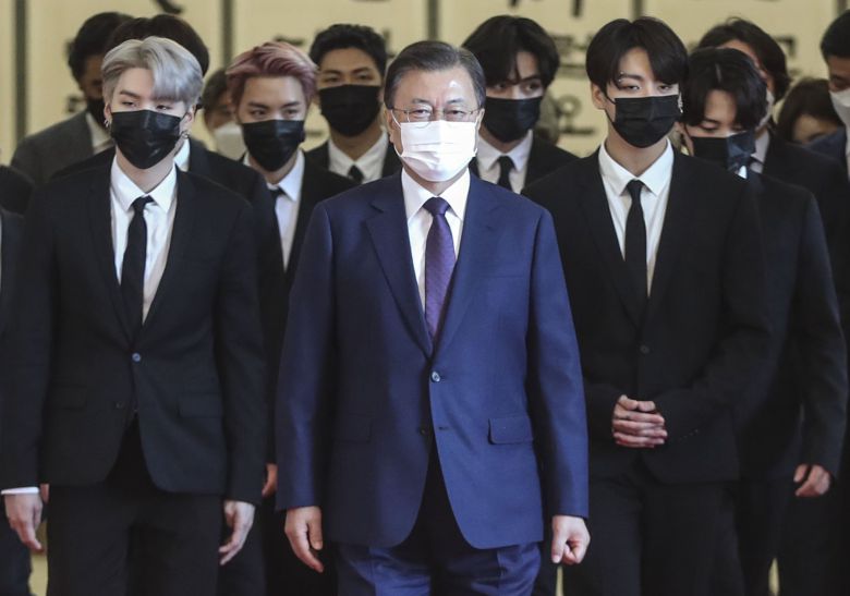 미래세대와 문화를 위한 대통령 특별사절 임명장 수여식이 지난 14일 청와대 본관에서 열렸다. 임명식이 끝난 뒤 문재인 대통령과 그룹 BTS 멤버들이 환담장으로 이동하고 있다. 김성룡 기자