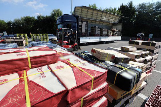 추석 연휴를 앞둔 12일 서울 서초구 농협하나로마트 양재점에서 직원들이 추석 선물세트 택배 배송을 위해 분주하게 작업을 하고 있다. 뉴스1