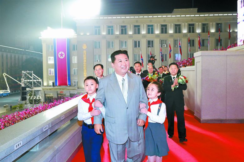 북한 노동당 기관지 노동신문은 9일 정권수립일(9·9절) 73주년 기념 ‘민간 및 안전무력 열병식’을 진행했다고 보도했다. 열병식은 평양 김일성광장에서 이날 0시에 시작했다. 사진은 소년단원과 함께 입장하는 김정은 국무위원장. 평양 노동신문=뉴스1