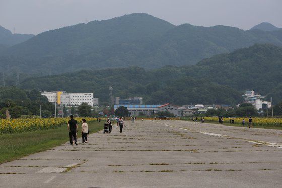 제천비행장 활주로를 따라 시민들이 산책을 즐기고 있다. 활주로 바닥이 노후하면서 균열이 생겼다. [사진 독자제공]