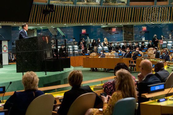 문재인 대통령이 20일(현지시각) 뉴욕 유엔본부 총회장에서 열린 제2차 SDG Moment(지속가능발전목표 고위급회의) 개회식에서 발언하고 있다. 연합뉴스