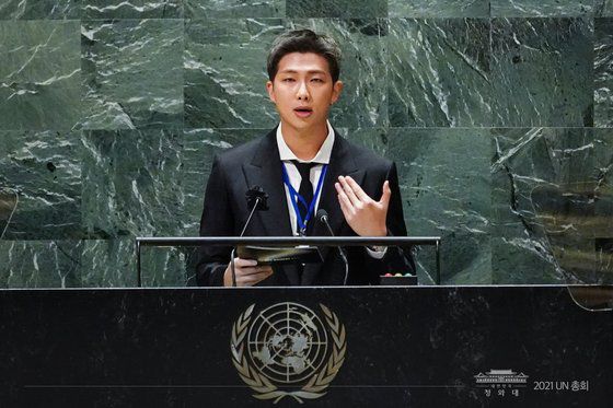 그룹 BTS(방탄소년단)의 RM이 20일(현지시간) 뉴욕 유엔본부에서 열린 제76차 유엔 총회 SDG Moment(지속가능발전목표 고위급회의) 개회 세션에서 발언하고 있다. 사진 청와대 페이스북