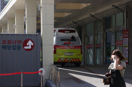23일 용산구 순천향대학교 부속 서울병원에 긴장이 감돌고 있다.   이 병원에서 신종 코로나바이러스 감염증(코로나19) 집단감염이 발생해 40여 명의 확진자가 나왔다. 돌파감염으로 추정된다. 연합뉴스