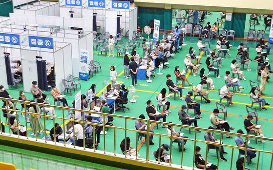 23일 오후 대전 서구 코로나19 예방접종센터에서 접종을 마친 시민들이 이상반응을 모니터링하며 휴식하고 있다. 프리랜서 김성태