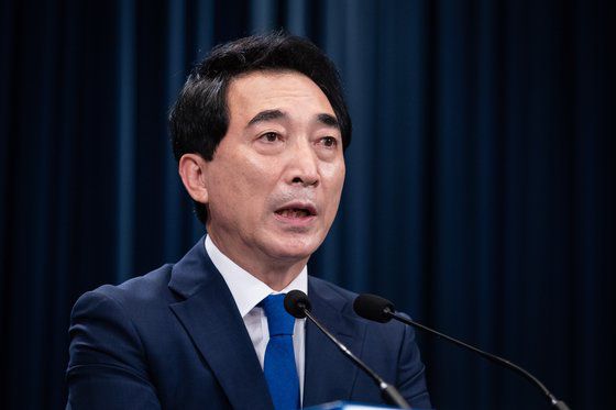 박수현 청와대 국민소통수석이 지난 14일 청와대 브리핑룸에서 브리핑을 하고 있다. 뉴스1