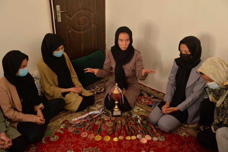 태권도 챔피언 자르군나 누리(가운데)가 헤라트주의 한 주택에서 태권도 아카데미 회원들과 이야기를 하고 있다. AFP=연합뉴스