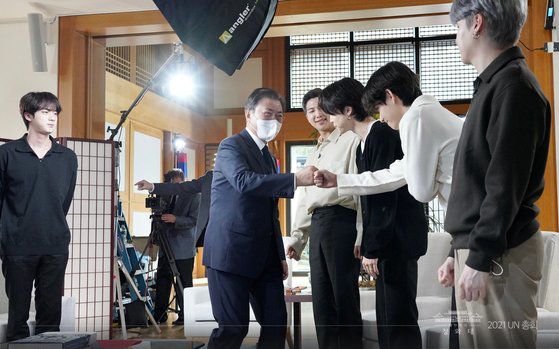 문재인 대통령이 21일(현지시각) 미국 뉴욕 주유엔대표부에서 ABC 방송과의 인터뷰에 앞서 BTS(방탄소년단)과 주먹인사를 하고 있다. 청와대 페이스북. 뉴스1