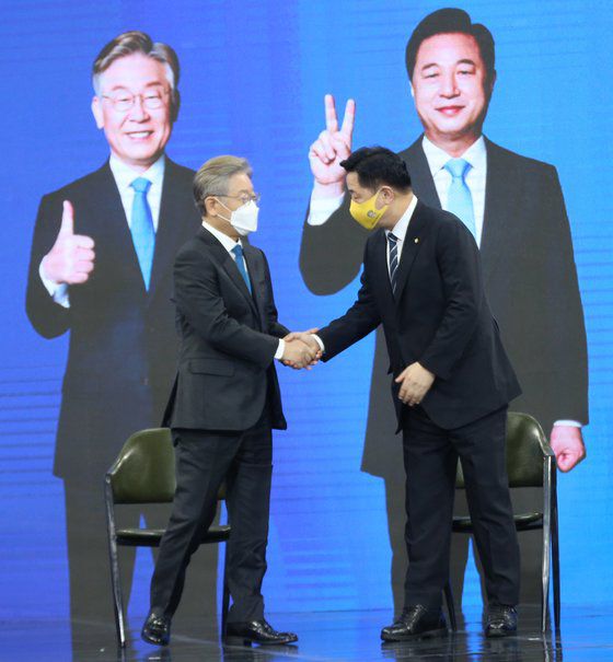 김두관 더불어민주당 의원(오른쪽)이 26일 대선 경선 후보직을 중도 사퇴하고 이재명 경기지사 지지를 선언했다. 이날 이재명 경기지사와 김 의원이 전북 완주군 삼례읍 우석대학교 체육관에서 열린 대선 후보자 선출을 위한 합동연설회를 마친 뒤 손을 잡고 있다. 프리랜서 장정필