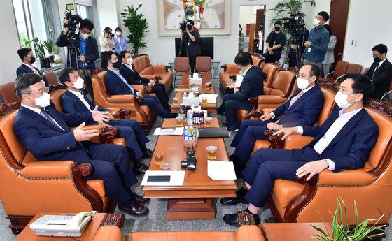 윤호중 더줄어주당 원내대표와 김기현 국민의힘 원내대표 및 양당 원내수석부대표, 언론중재법 협의체에 참여한 의원들이 27일 국회에서 언론중재법 개정안 처리 방향을 놓고 최종 협의 회동을 갖고 있다. 2021.9.27 임현동 기자