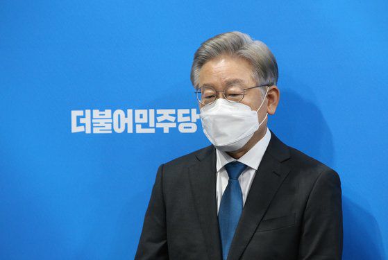 더불어민주당 대선 경선후보인 이재명 경기지사가 지난 26일 오후 전북 완주군 삼례읍 우석대학교 체육관에서 열린 대선 후보자 선출에서 압승후 지지자들에게 인사하고 있다. 프리랜서 장정필