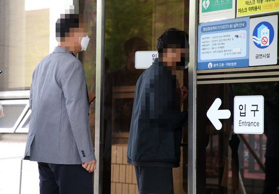 27일 광주 동구 광주지방법원에서 열린 전두환 전 대통령의 사자 명예훼손 항소심 재판에 증인으로 출석하는 5·18민주화운동 당시 광주에 출동했던 헬기 조종사가 법정으로 향하고 있다. 연합뉴스