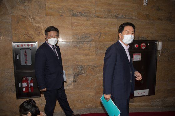 더불어민주당 윤호중 원내대표(왼쪽)와 국민의힘 김기현 원내대표가 27일 서울 여의도 국회에서 박병석 국회의장 주재로 열린 여야 원내대표 회동을 마치고 나오고 있다.   여야는 '언론중재법' 처리를 위한 본회의를 내일로 연기하고 추가 협상을 이어가기로 했다. 연합뉴스