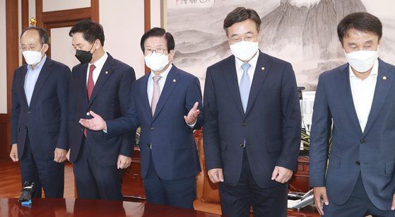 박병석 국회의장(가운데)이 28일 오전 서울 여의도 국회 의장실에서 여야 원내대표와 기념촬영을 마치고 자리를 권하고 있다. 왼쪽부터 추경호 국민의힘 원내수석부대표, 김기현 원내대표, 박 의장, 윤호중 더불어민주당 원내대표, 한병도 원내수석부대표. 이날 박 의장은 여야 원내대표와 언론중재법 개정안 상정을 논의한다.임현동 기자