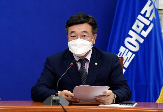 현장풀) 윤호중 더불어민주당 원내대표가 27일 오전 서울 여의도 국회에서 열린 최고위원회의에서 모두발언을 하고 있다. 임현동 기자