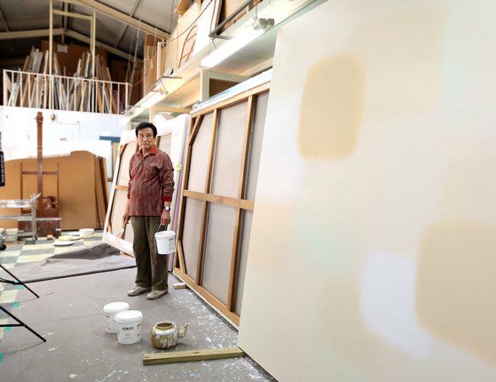 작업실의 서승원 화백. [사진 PKM갤러리]