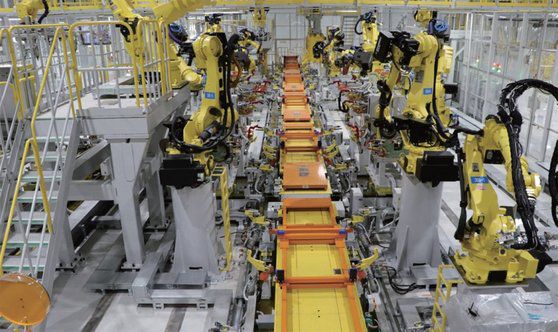 광주광역시 빛그린산단 소재 광주글로벌모터스 (GGM) 차체 생산라인에 들어선 로봇 설비. GGM은 9월 양산체제에 돌입했다.