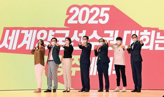 지난 8월 ‘2025 세계양궁선수권대회 유치위원회 출범식’에서 이용섭 광주광역시장과 도쿄올림픽 3관왕 안산 선수 등이 유치 성공 퍼포먼스를 하고 있다. / 사진:연합뉴스