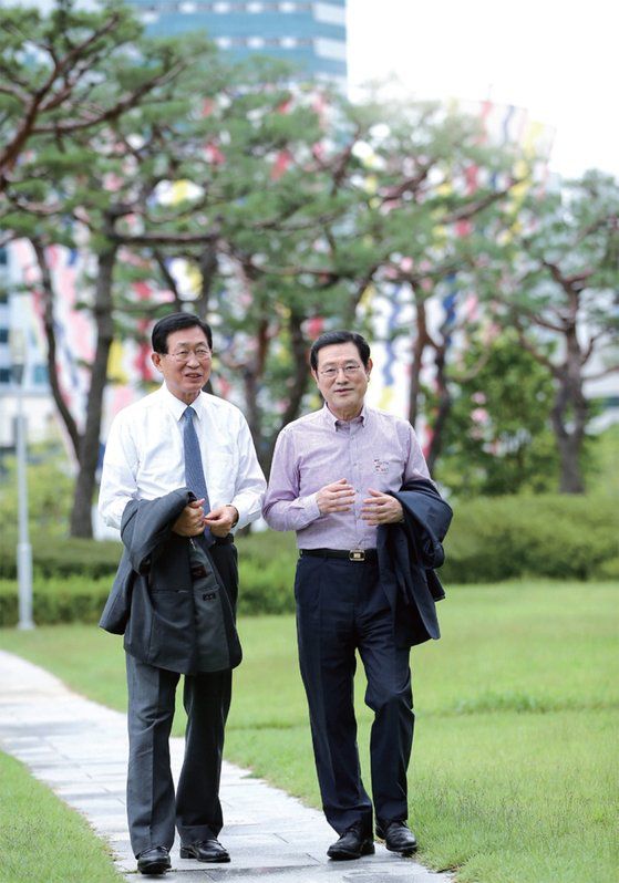 이용섭 광주광역시장과 조환익 전 한전 사장은 광주 AI 산업의 성패가 대한민국 첨단산업의 진로와 직결된다고 강조한다.