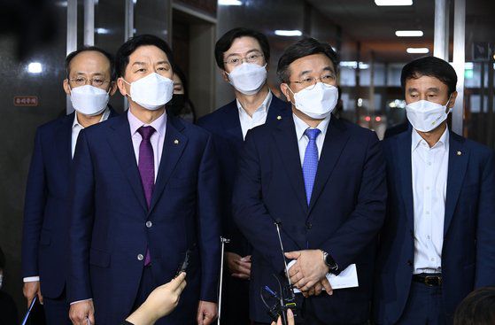 윤호중 더불어민주당 원내대표와 김기현 국민의힘 원내대표가 29일 오후 서울 여의도 국회에서 박병석 국회의장 주재로 열린 언론중재법 관련 여야 원내대표 회동을 마친 뒤 취재진의 질문에 답하고 있다. 양당은 언론중재 및 피해구제 등에 관한 법률(언론중재법) 개정안을 당장 처리하지 않고 국회 특위를 만들어 연말까지 논의하기로 했다. 뉴스1