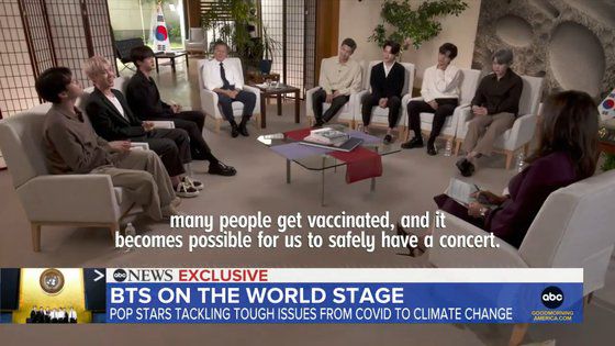 문재인 대통령은 BTS와 함께 유엔 총회에 참석한 후 미 ABC 방송에 출연해 댄스 동작을 함께했다.