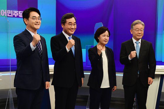 더불어민주당 대선 경선 후보들이 30일 서울 중구 TV조선에서 열린 방송토론회에 앞서 기념촬영을 하고 있다. 왼쪽부터 박용진, 이낙연, 추미애, 이재명 후보. 국회사진기자단