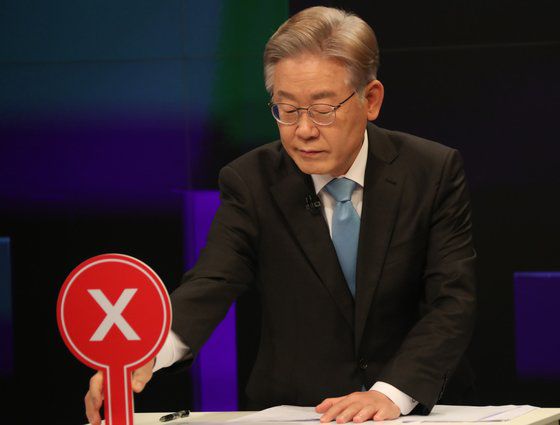 더불어민주당 이재명 대선경선후보가 30일 서울 중구 TV조선 방송토론회에 앞서 방송 준비를 하고 있다. 국회사진기자단