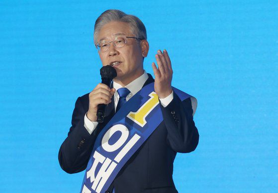 이재명 더불어민주당 대선 예비후보가 1일 제주시 오등동 호텔난타에서 열린 더불어민주당 대선 후보 선출을 위한 제주 합동연설회에서 정견발표를 하고 있다. 뉴스1