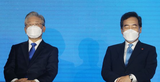 더불어민주당 이재명 대선 예비후보와 이낙연 예비후보가 1일 오후 제주시 오등동 호텔난타에서 열린 제주 경선에서 결과 발표를 기다리고 있다. 뉴스1