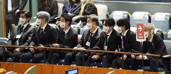 그룹 BTS(방탄소년단)이 지난달 20일(현지시각) 뉴욕 유엔 본부 총회장에서 열린 제2차 SDG Moment(지속가능발전목표 고위급회의) 개회식에서 문재인 대통령의 발언을 듣고 있다. 연합뉴스
