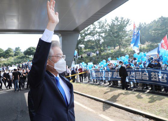 더불어민주당 이재명 대선 예비후보가 1일 오후 더불어민주당 대선 후보 선출을 위한 제주 합동연설회가 진행되는 제주시 오등동 호텔난타에서 지지자들에 인사하고 있다. 뉴스1