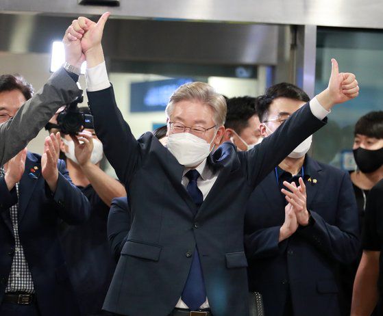 2일 오후 부산항국제전시컨벤션센터(BPEX)에서 열린 더불어민주당 대선 후보 선출을 위한 부산·울산·경남 순회경선에서 득표율 55.34%로 1위에 오른 이재명 후보가 두 손을 번쩍 들며 지지자들에게 인사하고 있다. 연합뉴스