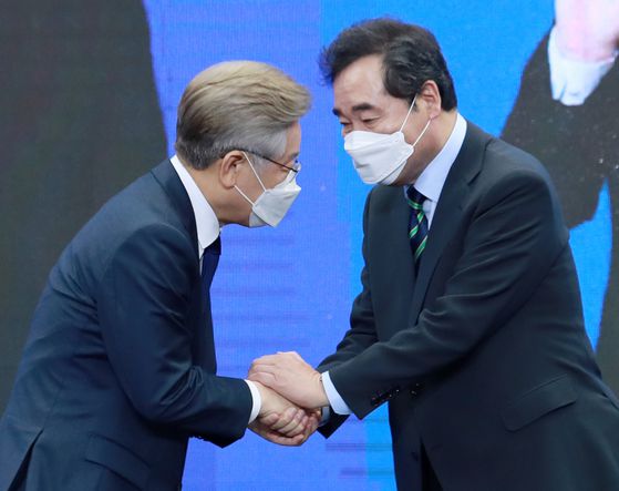 2일 오후 부산항국제전시컨벤션센터(BPEX)에서 열린 더불어민주당 대선 후보 선출을 위한 부산·울산·경남 순회경선에서 득표율 55.34%로 1위에 오른 이재명 후보가 33.62%를 획득해 2위에 오른 이낙연 후보와 인사하고 있다. 연합뉴스