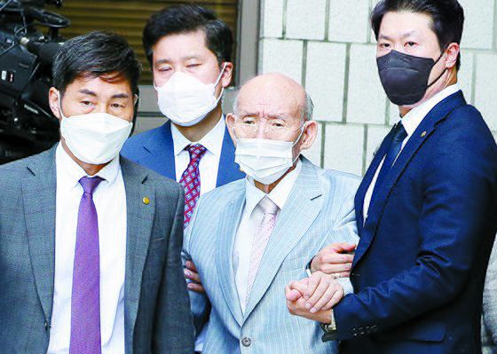 5·18 광주 민주화운동 당시 군부의 헬기 사격 사실을 부정하며 목격자의 명예를 훼손한 혐의를 받는 전두환 전 대통령이 지난 8월 9일 항소심 재판에 출석한 후 광주지방법원을 떠나고 있다. 연합뉴스