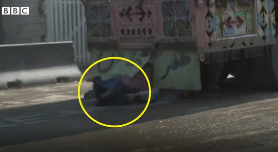 국경을 넘는 트럭 밑에 숨었다가 바닥으로 떨어진 아프간 어린이들. [BBC 캡처]