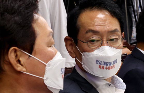 5일 오전 서울 서대문구 경찰청에서 열린 국회 행정안전위원회의 경찰청 국정감사에서 국민의힘 박완수, 김도읍 의원이 '판교 대장동 게이트 특검 수용하라!'는 문구가 적힌 마스크를 착용하고 있다. [국회사진기자단]