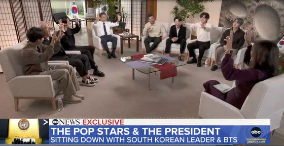 지난달 24일(현지시간) 오전 미 ABC방송 '굿모닝 아메리카'를 통해 방영된 인터뷰에 출연한 BTS와 문재인 대통령. [abc방송 화면 캡처=연합뉴스]