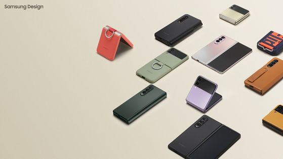 갤럭시Z 플립3와 폴드3. 디자인에서 호평받았다. 디자인과 편의성 사이에서 최적의 균형을 찾기 위해 디스플레이 크기를 1㎜ 단위로 고민했다. 모형만 수백개 만들었다. [사진 삼성전자·중앙포토]