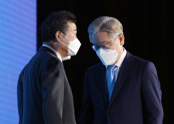 3일 오후 인천 연수구 송도컨벤시아에서 열린 더불어민주당 제20대 대통령선거 후보자 선출을 위한 인천 합동연설회 및 2차 슈퍼위크 결과 발표가 끝난 뒤 이재명 후보와 이낙연 후보가 단상을 내려오고 있다. [국회사진기자단]