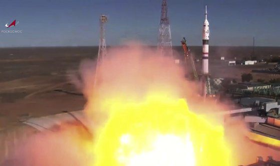 5일(현지시간) 11시 55분 우주영화 '도전'(가제) 촬영을 위한 '소유즈 MS-19' 우주선이 카자흐스탄 바이코누르 우주기지에서 발사됐다. AP=연합뉴스