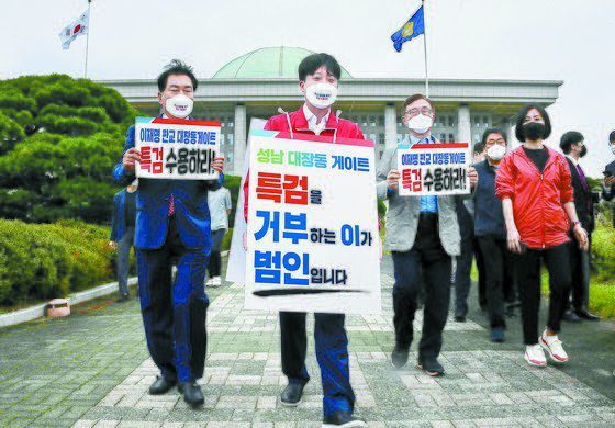 이준석 국민의힘 대표(왼쪽 둘째)가 이날 ‘이재명 대장동 게이트 특검 촉구’ 기자회견을 한 뒤 청와대 앞 분수대까지 도보 투쟁을 위해 국회를 나서고 있다. 임현동 기자