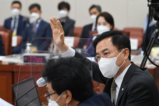 윤영덕 더불어민주당 의원이 1일 국회 국정감사에서 의사진행 발언을 요청하고 있는 모습. 뉴스1