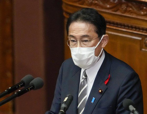 기시다 후미오 일본 총리가 8일 오후 국회에서 취임 후 첫 소신표명 연설을 하고 있다. [EPA=연합뉴스]