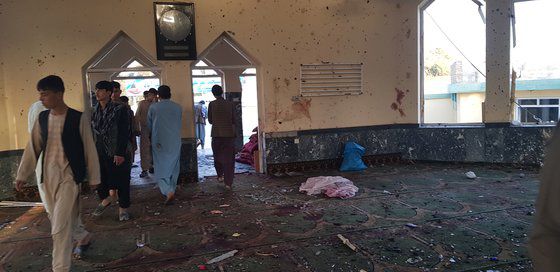 8일(현지시간) 아프가니스탄 북부 쿤두즈의 한 시아파 사원에서 폭발이 발생해 탈레반 과도정부 관계자가 현장을 조사하고 있다. 이번 테러로 100여명이 죽거나 다친 것으로 추정된다. EPA=연합뉴스