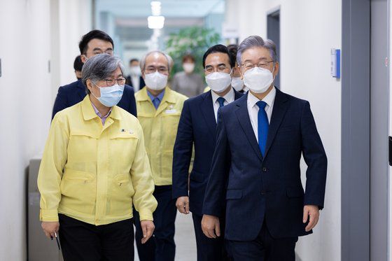 이재명 더불어민주당 대통령 후보가 11일 충북 청주시 질병관리청을 방문해, 정은경 청장의 안내를 받으며 입장하고 있다. 연합뉴스